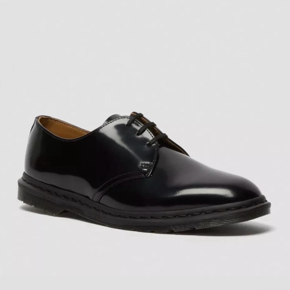 Dr. Martens Archie II smooth leather lace up shoes. 🖤